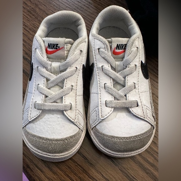 Nike Kids White and Black Sneakers - Picture 7 of 11